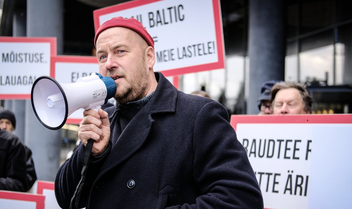 Artur Talvik Rail Balticu vastasel protestil Swissoteli ees
