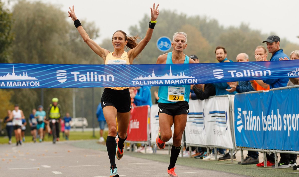 Kaisa Kukk Tallinna Maratoni 2021 finišis.