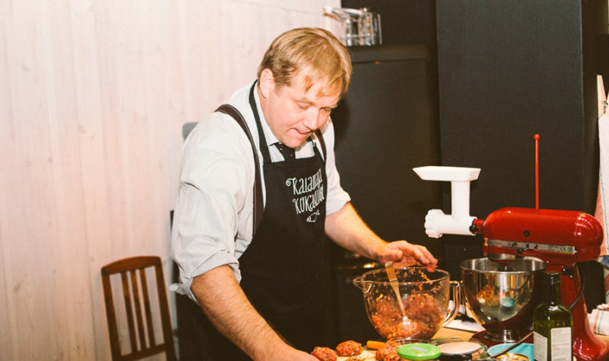 Põllumajandusminister Ivari Padar paneb toidu ja joogi valmistamisel käed meelsasti külge. Pildil valmib veise välisfileest böff.