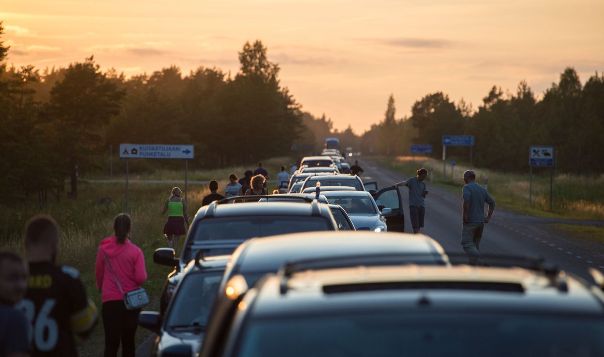 Suvine praamijärjekord Kuivastus. Leevendust lähiaastad ei too.