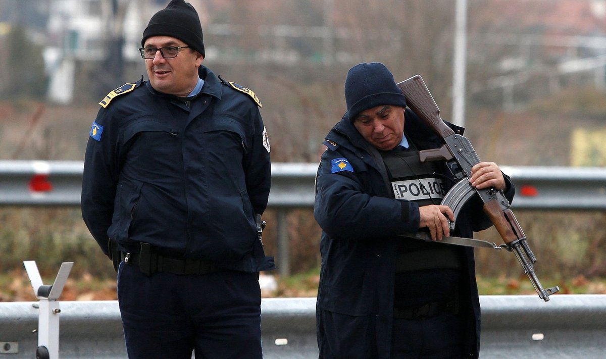 Kosovo politseinikud teisipäeval Põhja-Mitrovicas, kus serblased blokeerivad maanteid