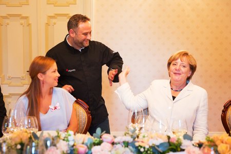 EINE ANGENEHME ÜBERRASCHUNG! Merkeli rõõm oli suur, kui kohtas Kõltsu mõisa intiimsel õhtusöögil oma vana tuttavat, Saksa tippkokka Matthias Dieterit.