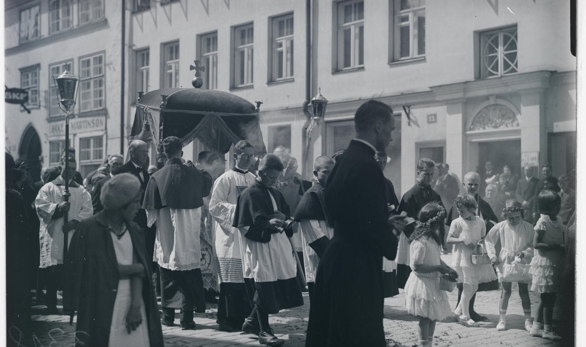 Katoliiklus polnud 1920ndatel ja 1930ndatel eestlaste hulgas populaarne, põhiliselt olid siis Eestis katoliiklasteks kohalikud poolakad ja leedulased. Pildil katoliiklaste rongkäik Tallinna vanalinnas