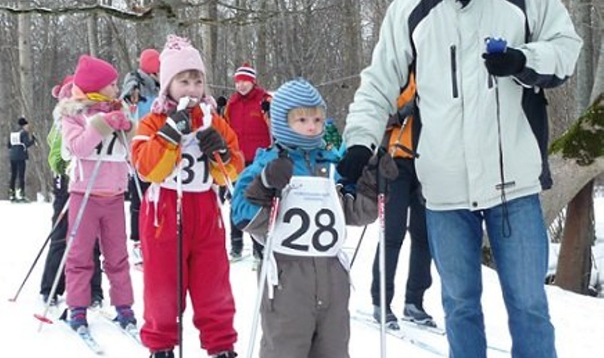 Andres Ramst lähetab rajale noored võistlejad: Martin Kirst (5a)(ees), Eliisa Kirst (8a) (Foto: Ilme Õunapuu)