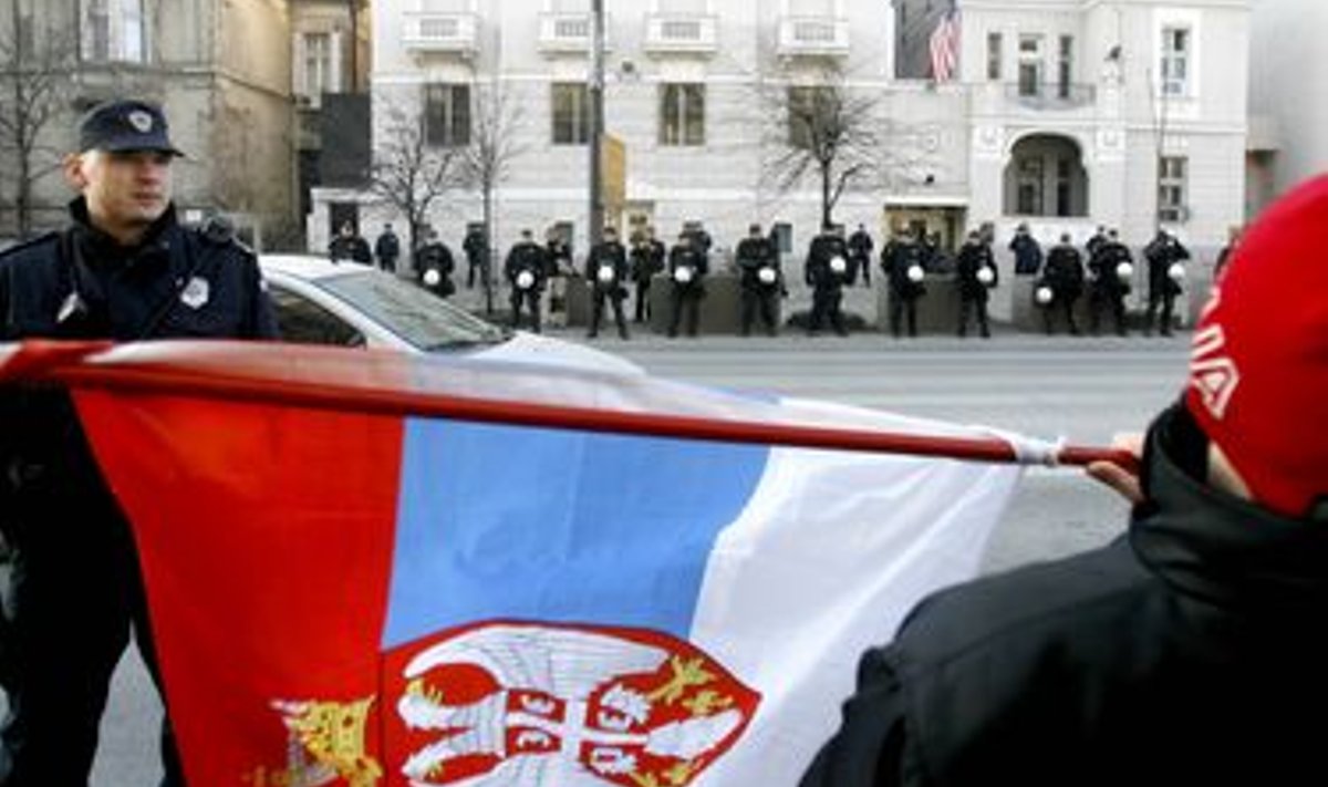 Politseinik valvab taamal olevat USA saatkonda Belgradis