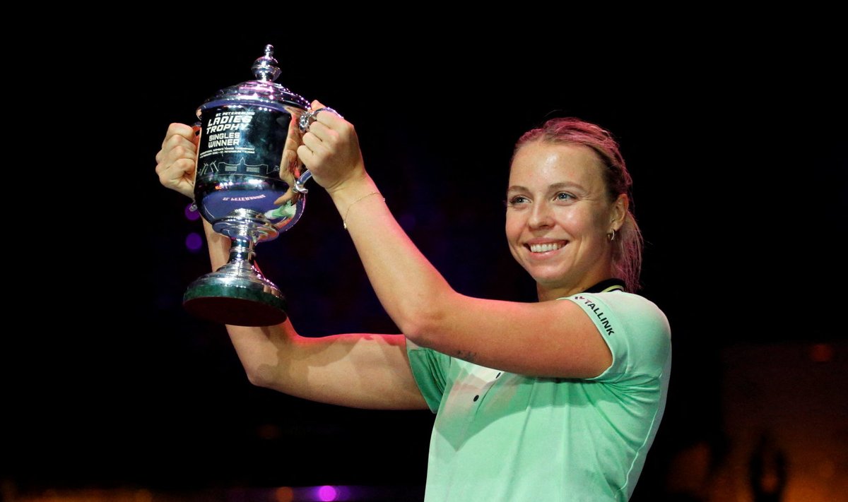 Anett Kontaveit Peterburi WTA 500 turniiri trofeega.