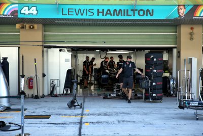 Lewis Hamiltoni nimi Abu Dhabis Mercedese garaaži kohal.