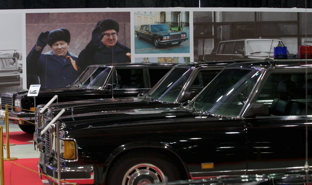 Konstantin Tšernenko ja Juri Andropov suurel plakatil oma kunagiste ametiautode taustal. Aasta tagasi korraldati nende autode näitus.