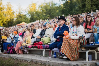 На певческом поле были расставлены скамейки, чтобы все желающие могли с комфортом наблюдать за происходящим.