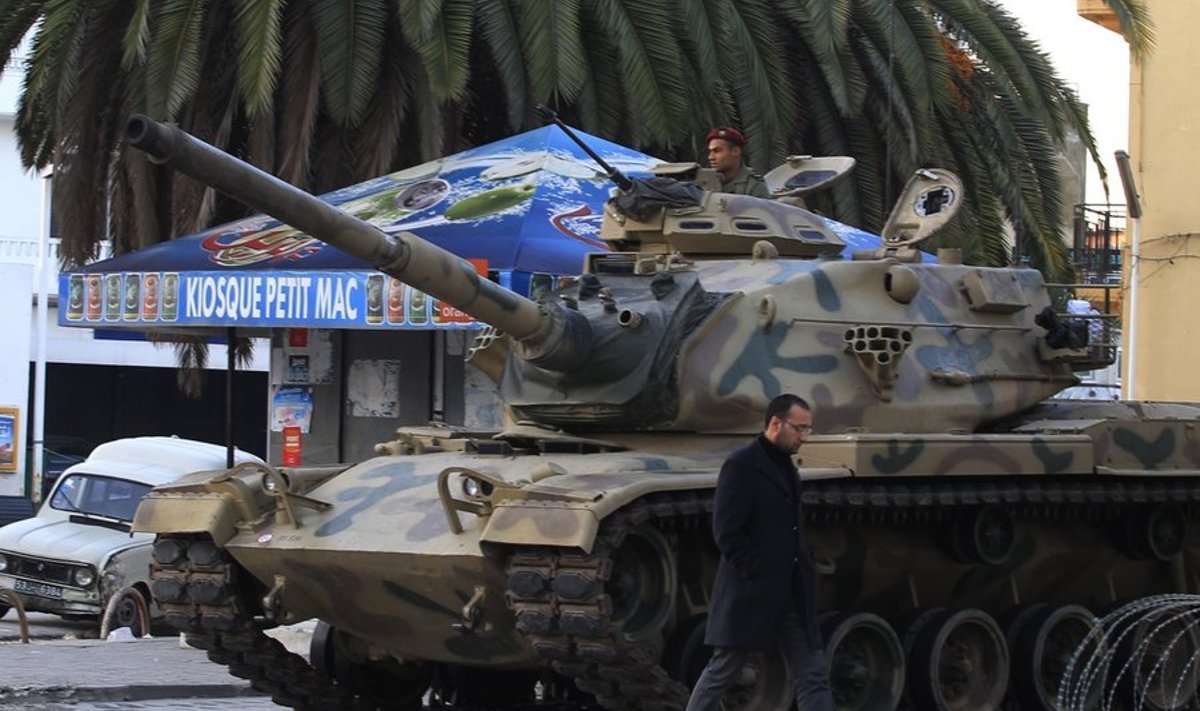 Sõjaväelased võtsid 16. jaanuaril 2011 Tunise kesklinna oma kontrolli alla, tänavatele oli toodud tanke ja soomukeid.