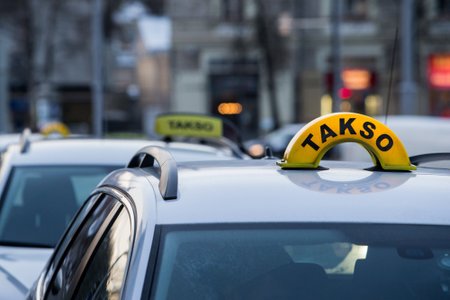 Taksos ei pea enam sõidu eest maksma, raha liigub läbi Taxify äpi