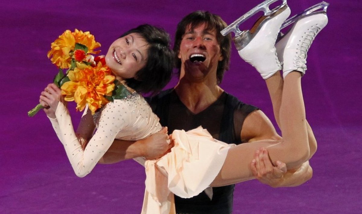 Russia's Yuko Kavaguti (front) is held by Alexander Smirnov as they finish their performance during the figure skating exhibition gala at the Vancouver 2010 Winter Olympics, February 27, 2010.  REUTERS/David Gray (CANADA)