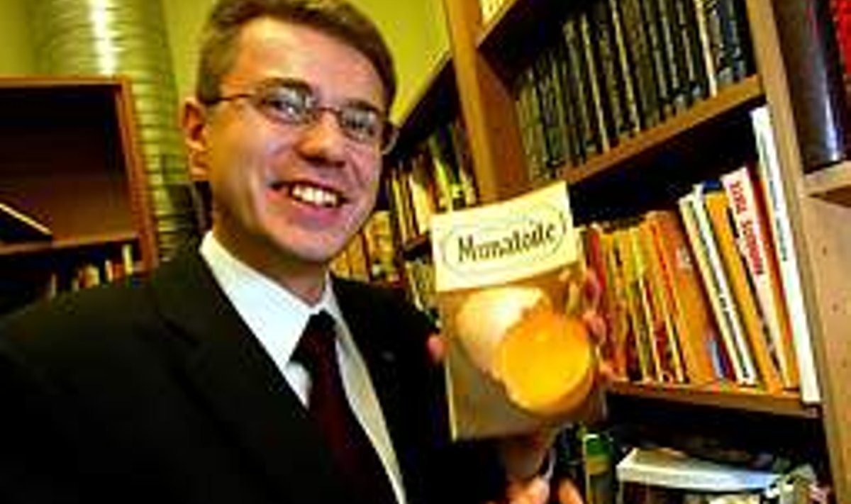 MIDA TÄNA SÖÖME? Eurovalimiste päeval, 13. juunil 2004 poseeris Urmas Reinsalu rõõmsalt raamatupoes. Toomas Huik / Postimees