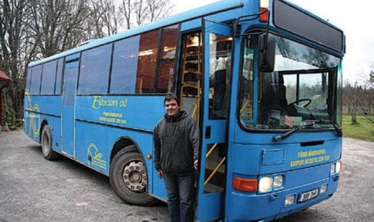 Karl Koppel oma kaubabussi juures. Vaatamata ilmale ja teeoludele sõidab rändkauplus kuuel päeval nädalas klientide juurde. Foto: Alar Karu