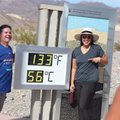 ВИДЕО | Безумная идея? Туристы едут в Долину смерти специально для того, чтобы прочувствовать жару в +56