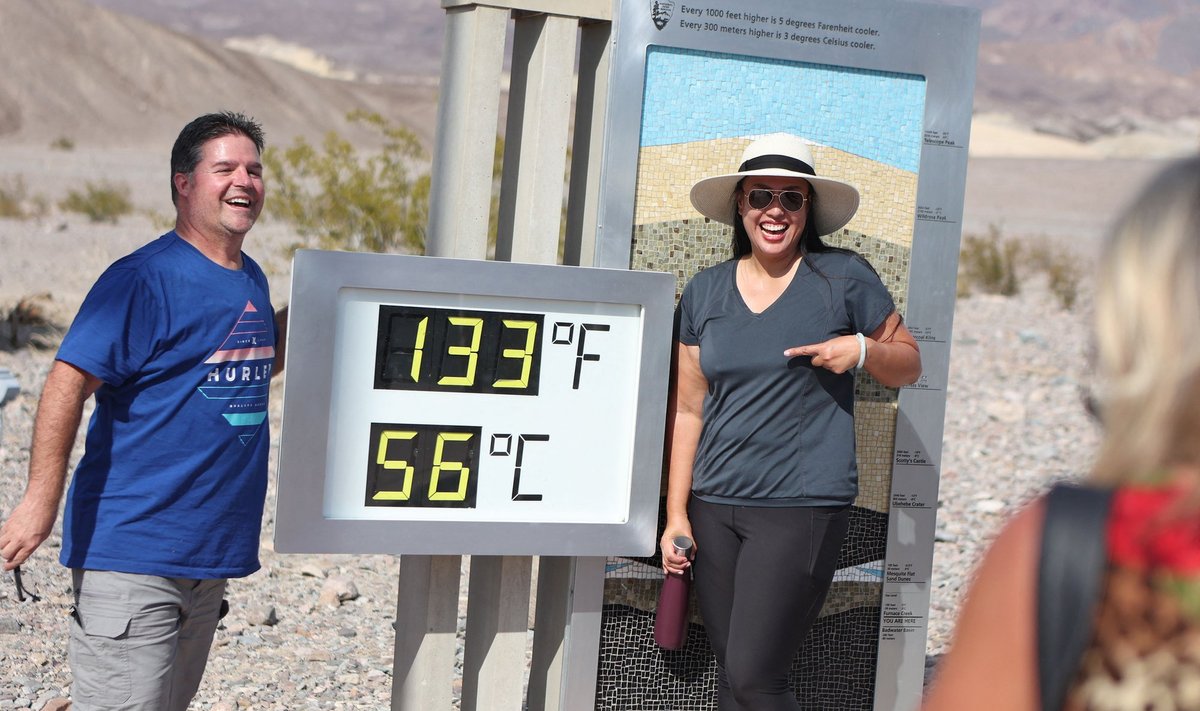 Туристы устремились в Долину Смерти, чтобы испытать рекордную жару. Местный термометр на мгновение показал температуру 56 градусов, но официально исторический рекорд побит не был.