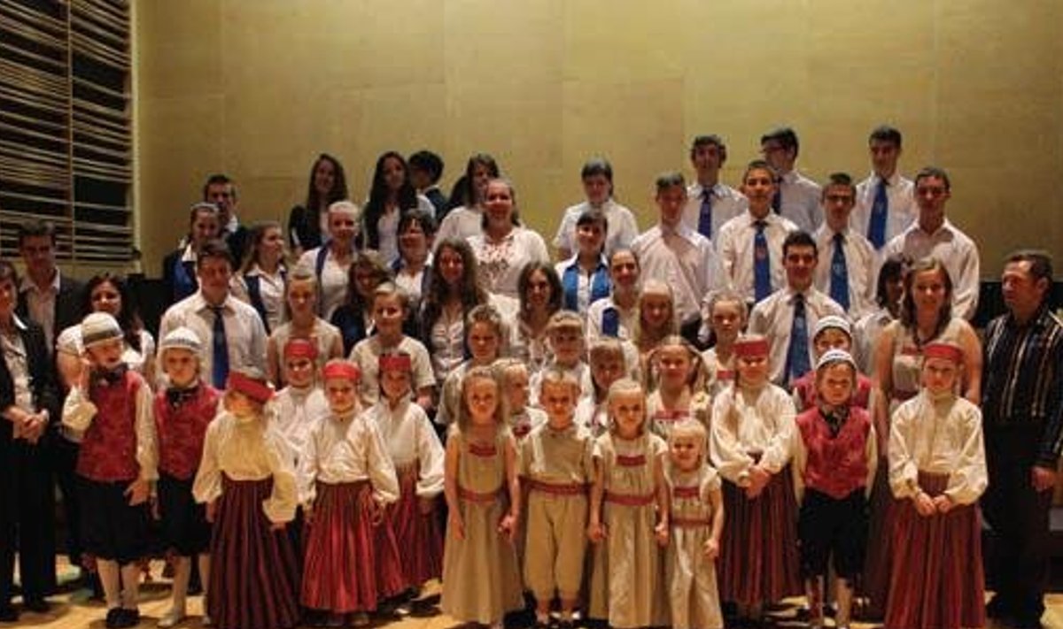 Külalised Ungarist ja esinejad Keilast pärast kontserti muusikakooli saalis.