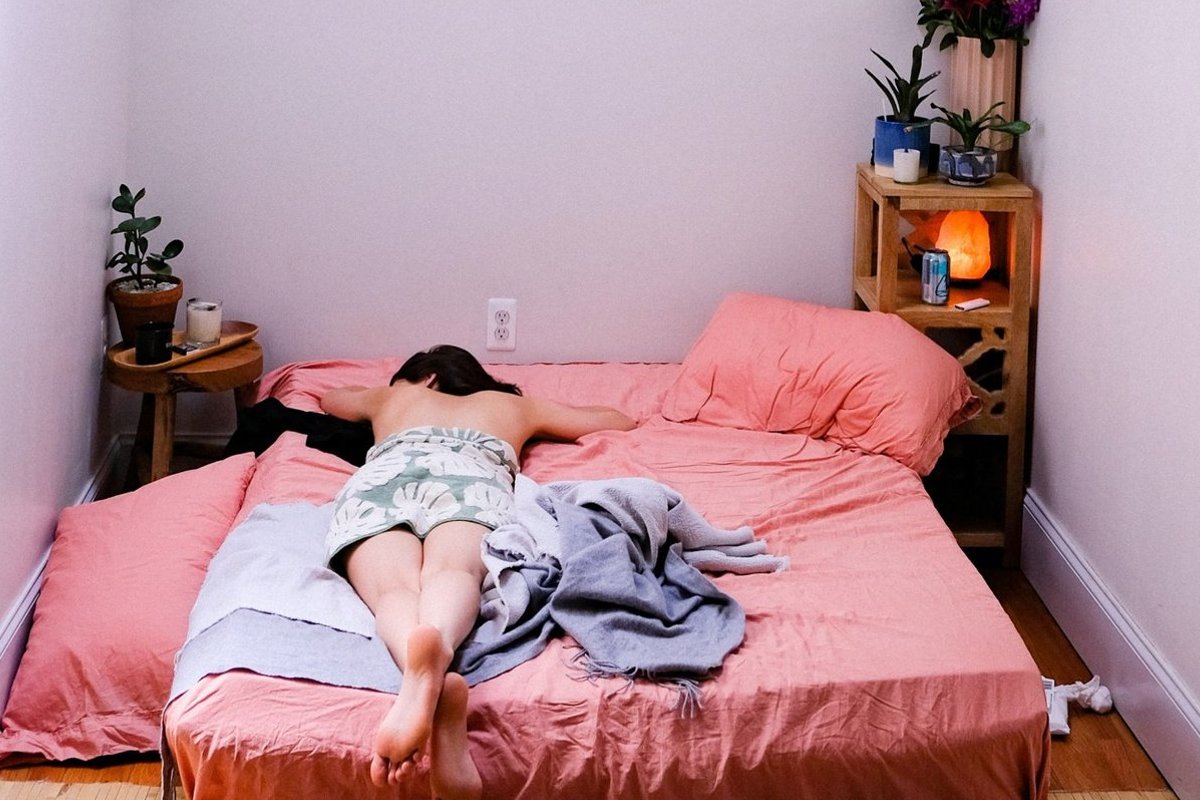 Спать напротив двери: почему это может быть опасно и как избежать проблемы