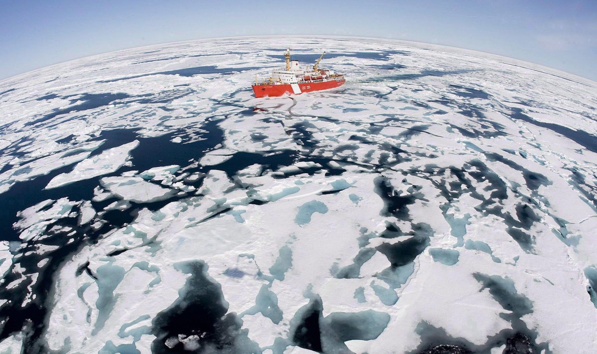 Kanada piirivalve jäämurdja murdmas Baffini lahe jääd