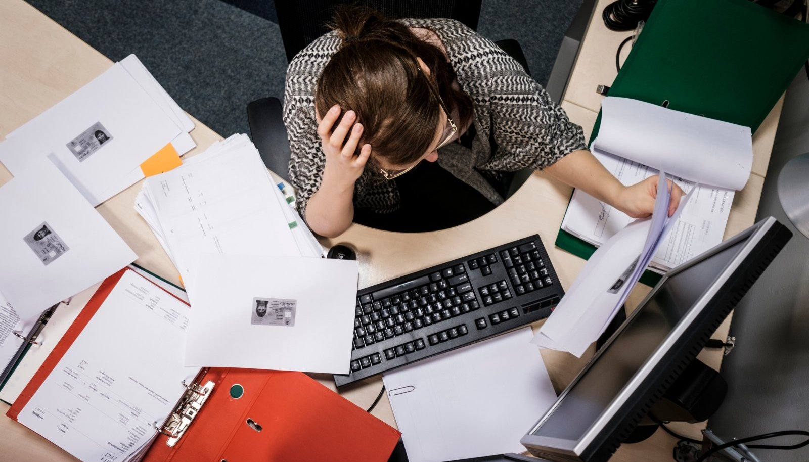 Как человек работает на двух работах. Смена работы. Смена работы фото. Сохранение работы. Сменить работу.