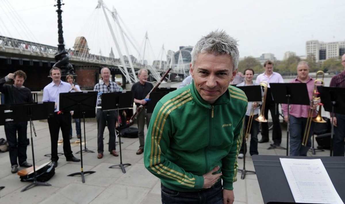Londoni olümpia korralduskomitee esimees Jonathan Edwards Londoni filharmoonikute taustal