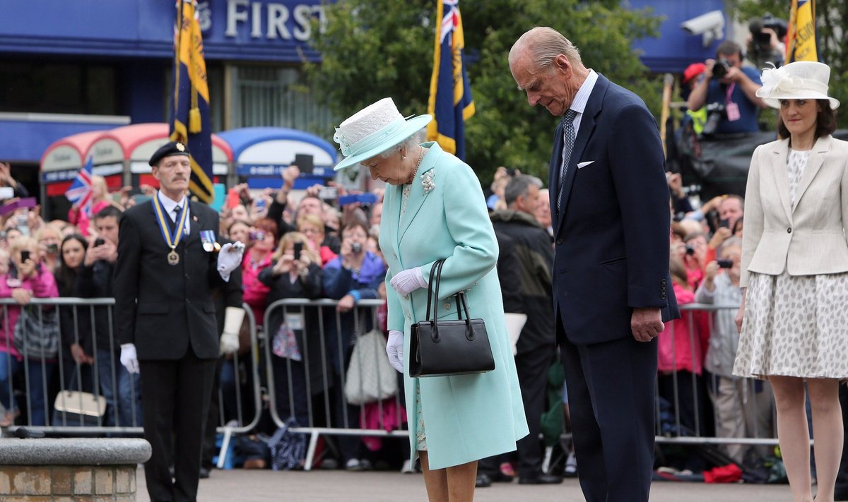 Kuninganna Elizabeth II on juba 50 aastat kandnud samasuguseid jalanõusid