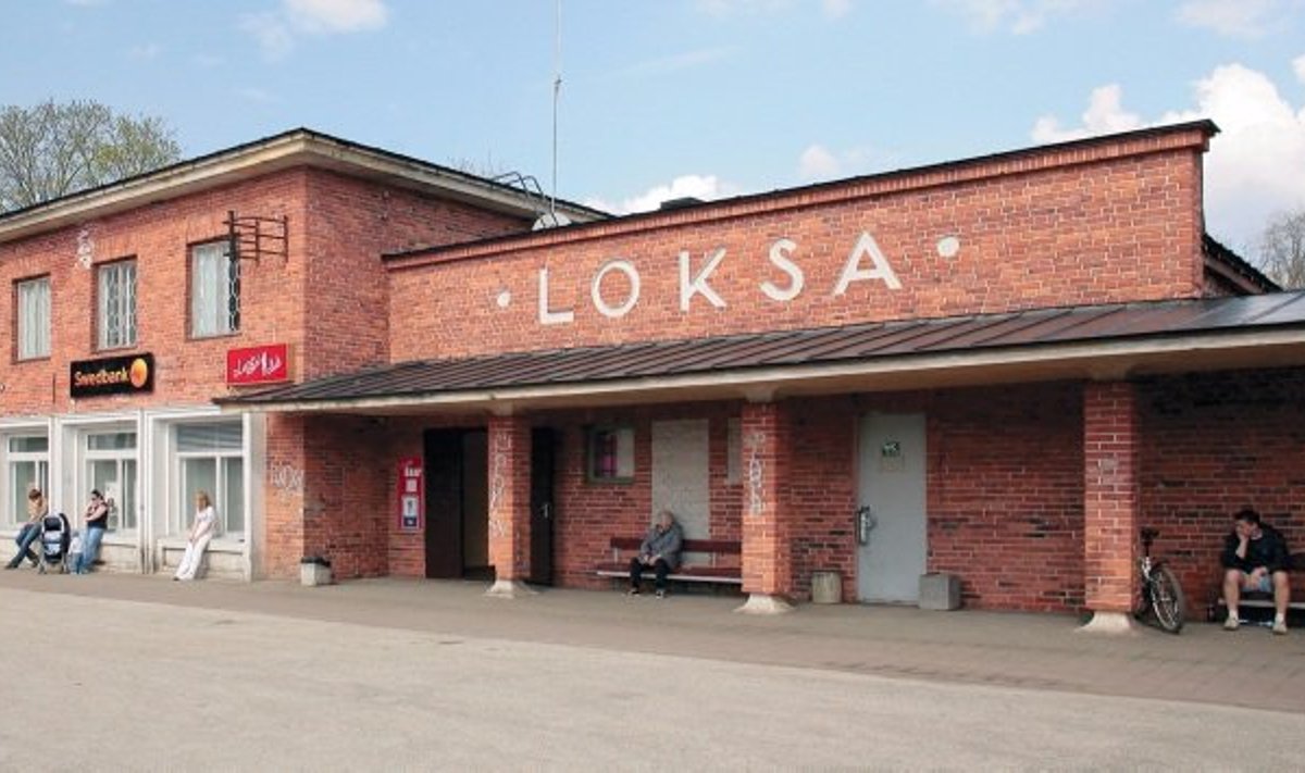 Nii Loksa bussijaama hoone kui ka peatus rajati 1938. aastal, mis seati sisse regulaarne bussiühendus Tallinna ja Loksa vahel