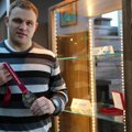 ФОТО: Борец-тяжеловес Хейки Наби принес свои медали в спорт-бар