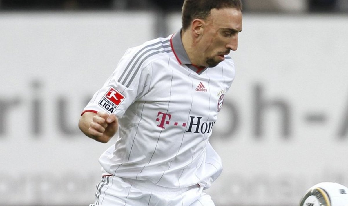 RESTRICTIONS / EMBARGO - ONLINE CLIENTS MAY USE UP TO SIX IMAGES DURING EACH MATCH WITHOUT THE AUTHORISATION OF THE DFL. NO MOBILE USE DURING THE MATCH AND FOR A FURTHER TWO HOURS AFTERWARDS IS PERMITTED WITHOUT THE AUTHORISATION OF THE DFL.Bayern Munich's French midfielder Franck Ribery controls the ball during the Bundesliga football match Bayer 04 Leverkusen vs FC Bayern Munich on April 10, 2010 in Leverkusen, western Germany. AFP PHOTO DDP / JUERGEN SCHWARZ  GERMANY OUT