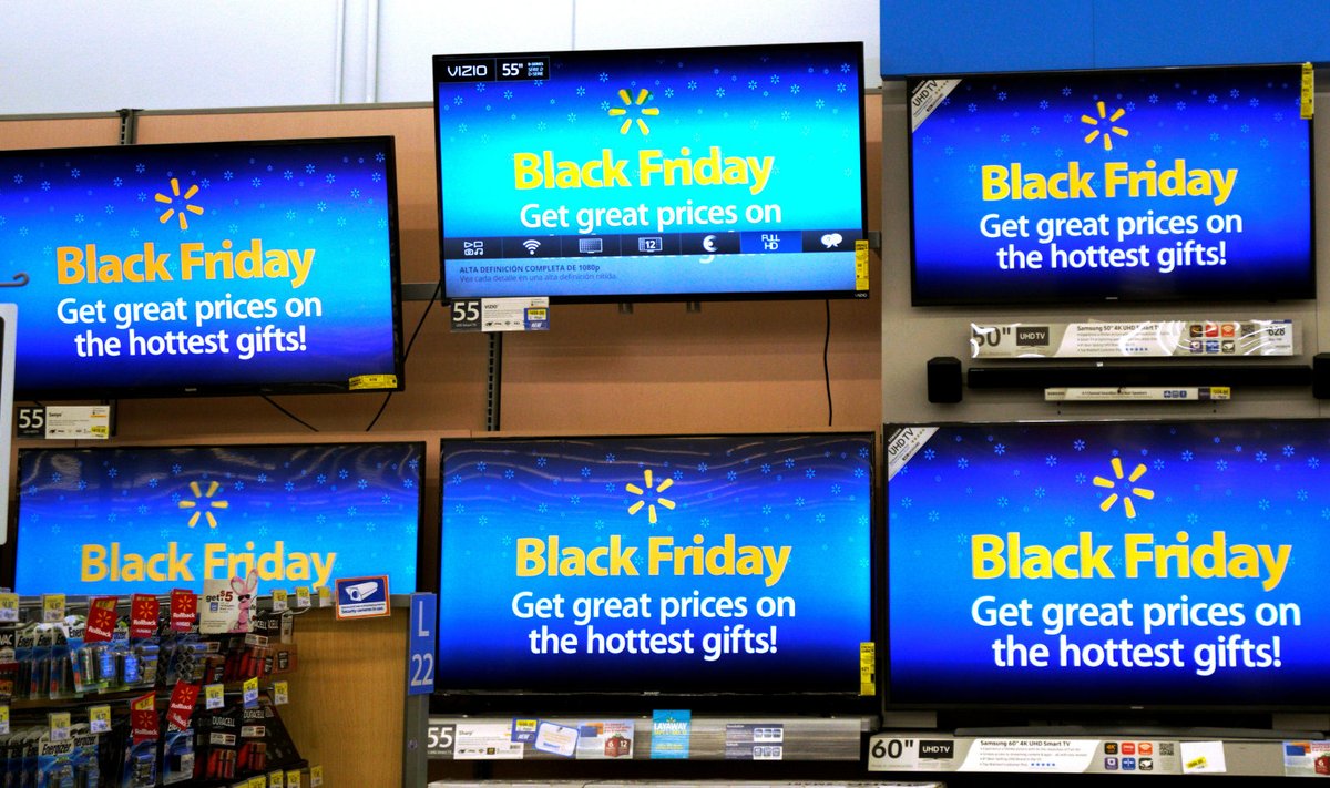 Black Friday allahindluse reklaamid Walmartis teleriekraanidel. 