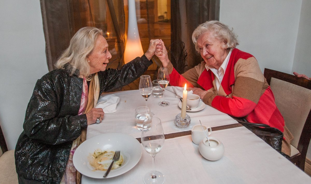 Ita Ever, Tiina Lokk ja Itaalia teatri grand old lady Elena Cotta sõid õhtust