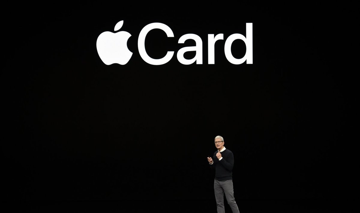 Apple'i juht Tim Cook ettevõtte krediitkaarti tutvustamas