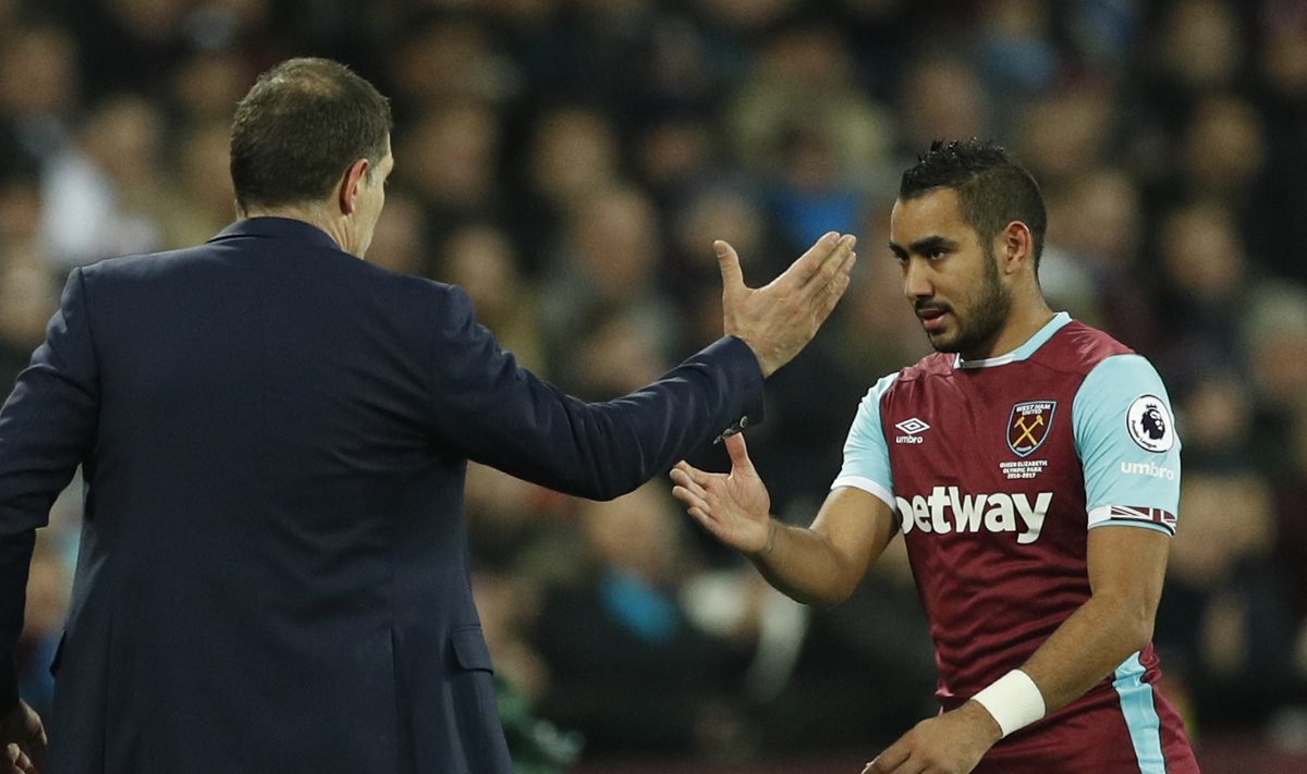 West Ham United's Dimitri Payet shakes the hand of West Ham United manager Slaven Bilic after he is substituted off
