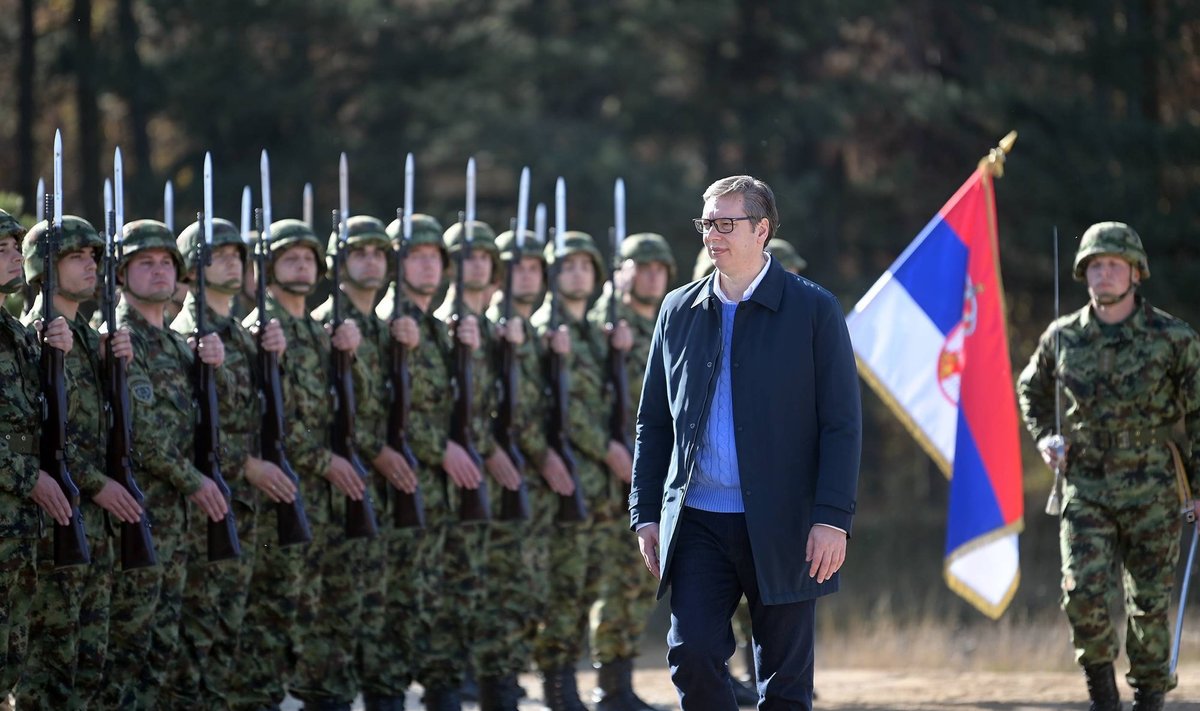 Президент Сербии и солдаты