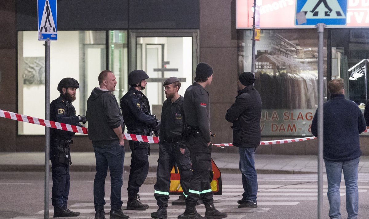 Rootsi pealinnas Stockholmis Drottninggatanil sõitis veoauto inimeste sekka, neli inimest sai surma ja 15 vigastada.