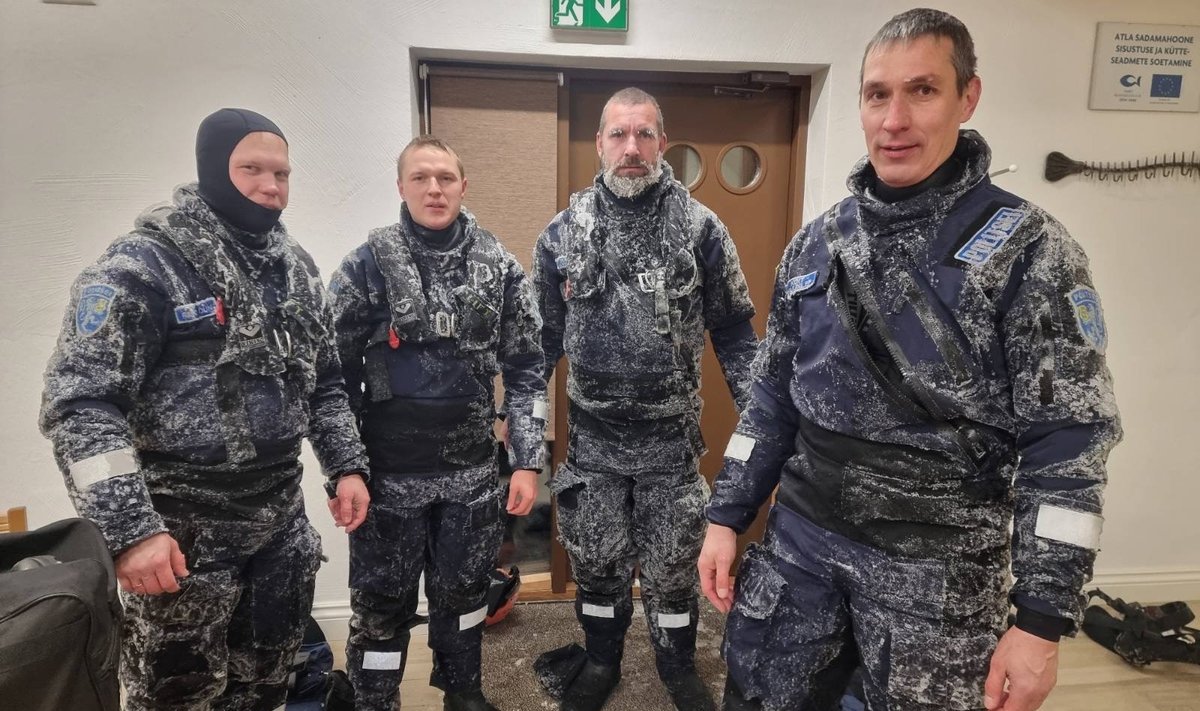 Kuressaare politseijaoskonna merepäästjad pärast juhtumi lahendamist. Fotol vasakult: Riho Õun, Kalev Kuusk, Kalev Auväärt, Koit Pruunlep.