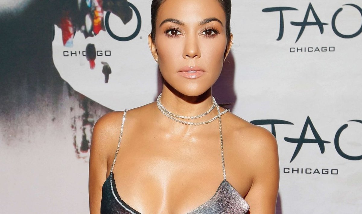 Kourtney Kardashian tunnistab oma rinnaimplantaate.