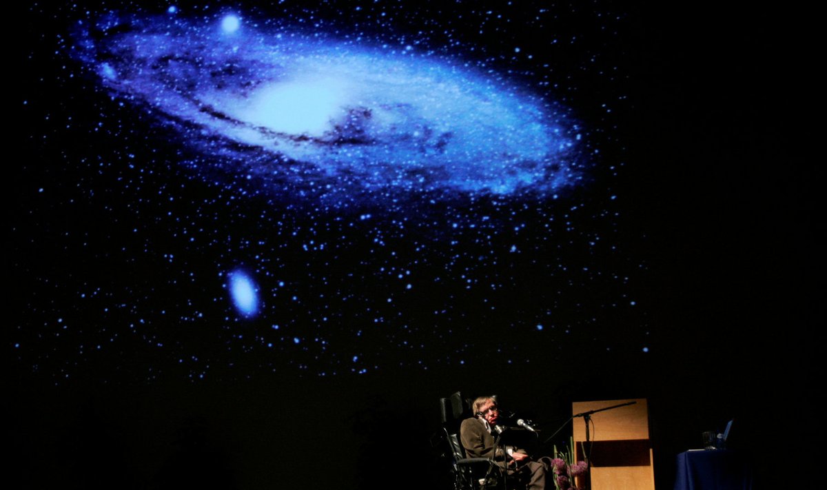 Stephen Hawking aastal 2007 universumi tekkeloo teemalist loengut pidamas.
