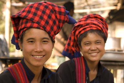 Šani naised turul. Myanmar on üks etnilisemalt kirjumaid riike maailmas: rahvastikust moodustavad birmalased vaid 68 protsenti. Muu seltskond on väga värvikas: 9 protsenti šanid, 7 protsenti karenid, 4 protsenti arakanid, 2 protsenti monid, 2 protsenti tš