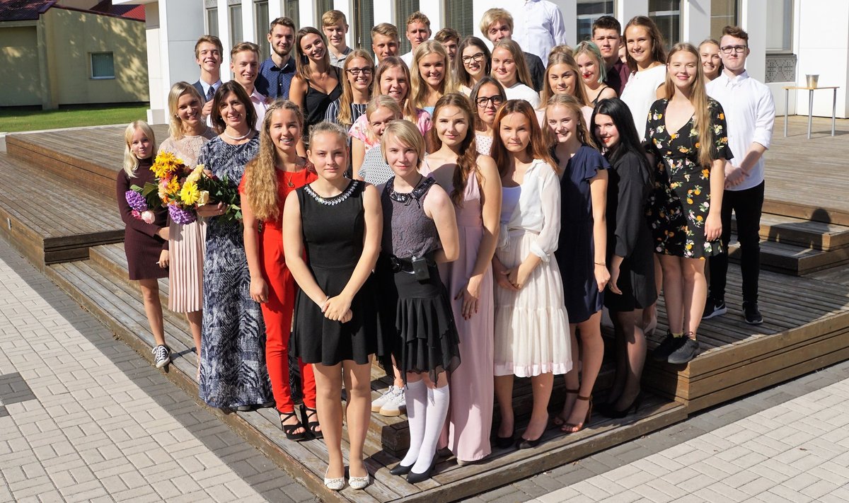 Hiiumaa gümnaasiumi neljas lend 1. septembril 2019 koos klassijuhataja Liisa Valsi ja Anneli Salumaaga.