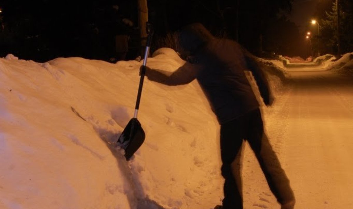 Laokile jäetud lumelabidad on varastele kerge saak. Foto on lavastatud. (foto: Karl Kerdt)