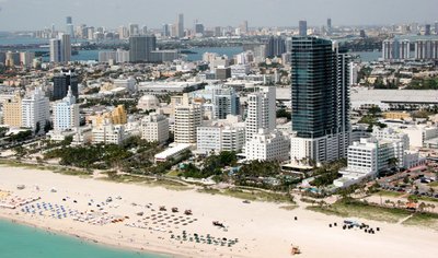 Miami Beach esiplaanil ja Miami tagaplaanil.