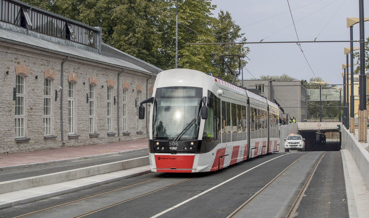 Lennujaama suunduv tramm