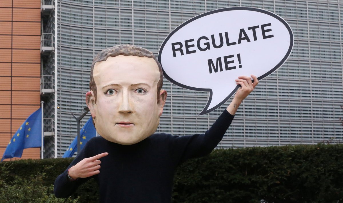 Aktivist kannab Zuckerbergi maski protestil Brüsselis