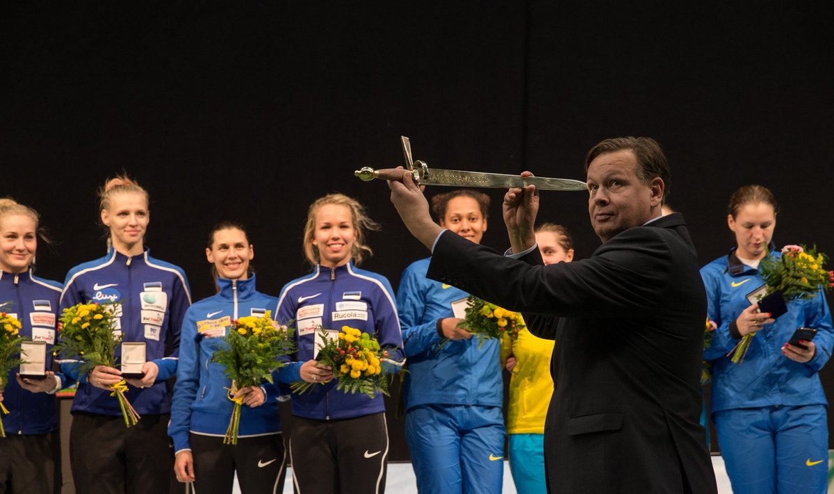 Vehklemisliidu president Margus Hanson ulatab auhinnamõõga Tallinna MK-etapi võitnud Eesti epeenaiskonnale. Ilmselt tegi ta seda ebaseaduslikult.
