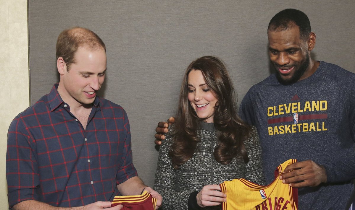 Britain's Prince William, Duke of Cambridge and his wife Catherine, Duchess of Cambridge pose with LeBron James in New York