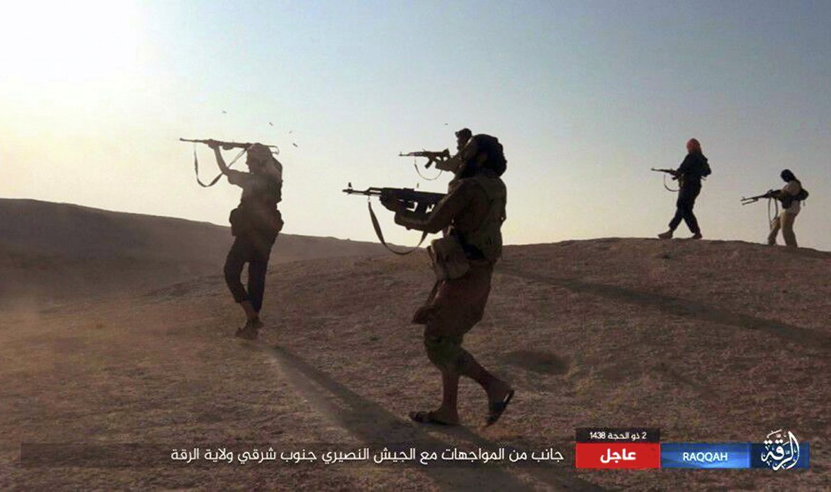 Islamiriigi veel läbinisti meessoost koosseis Ar-Raqqah’ lähedal, kus on üks Süüria islamistide viimaseid kantse.