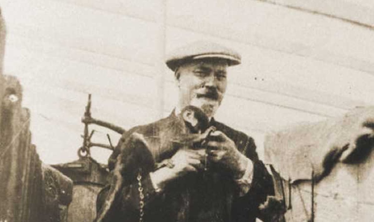 Kirjanik Karl August Hindrey (1875–1947) oma 1927. aasta Kongo-reisi ajal laevas. Samal reisil õnnestus tal kohtuda ka Kongos elavate Eesti meremeestega.