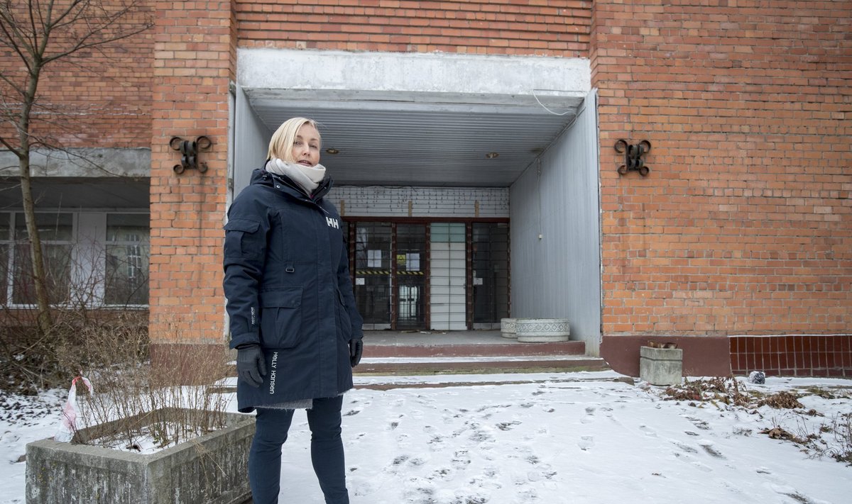 TÜ Narva kolledži direktor Kristina Kallas näitab kohta, kuhu eesti keele maja tulla võiks. Endise Baltijetsi tehase ruumidesse tahetakse paigutada ka Vaba Lava teatrikeskus, ETV+ stuudio, idufirmade loomeinkubaator jm.