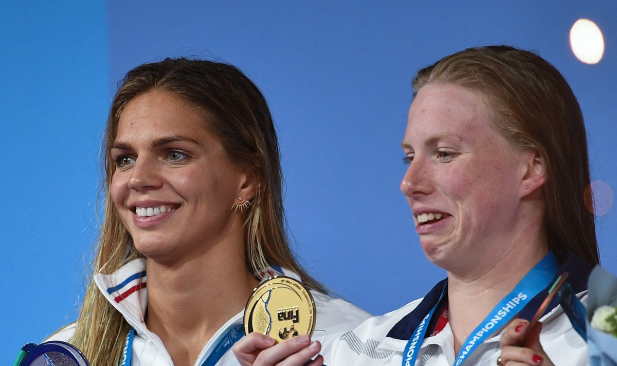 Lilly King (paremal) ja dopinguminevikuga Julia Jefimova 2017. aasta MM-il. 